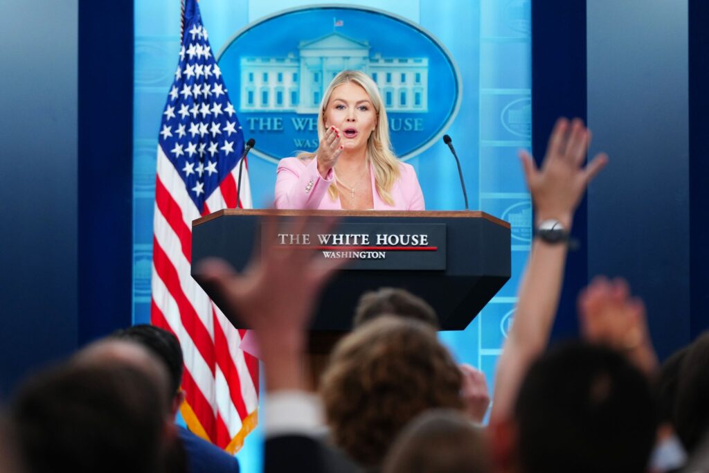 Trump's teleprompter operator on unpaid leave for alleged prediction market bets on Trump speeches - Laredo Morning Times