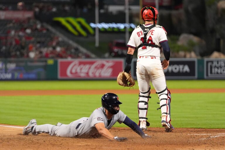 Lee hits clutch double in 9th and Tigers hold on for 2-1 comeback win over Angels - Houston Chronicle