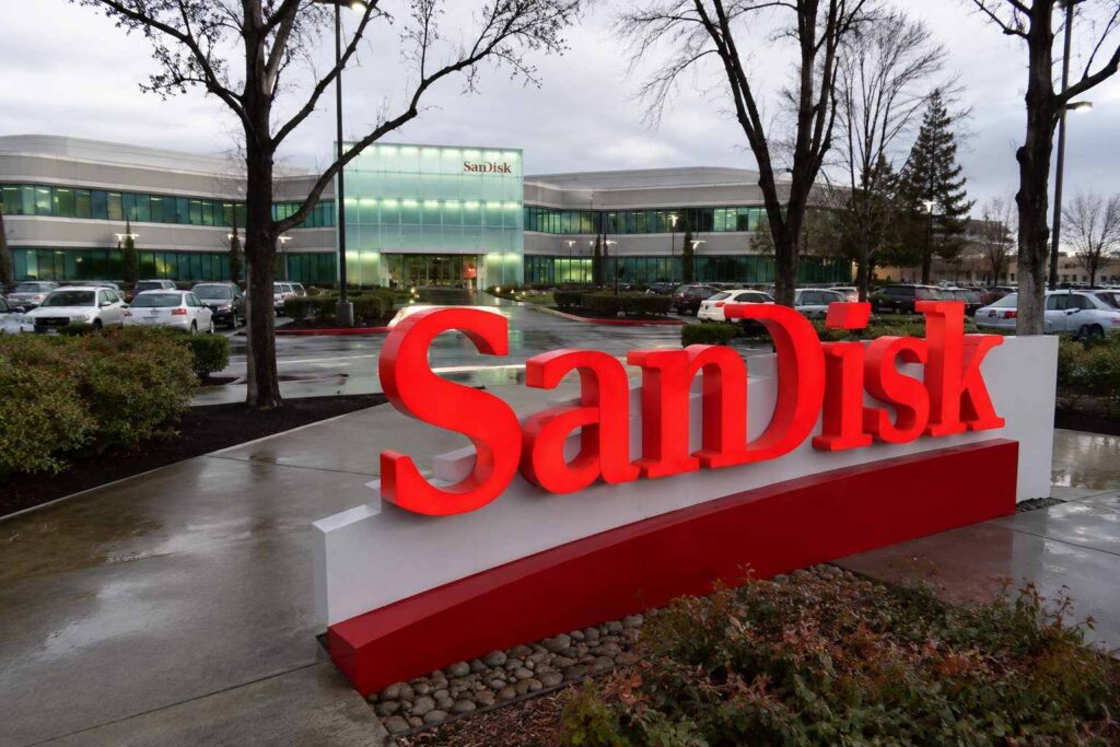 Sandisk (NASDAQ:SNDK) Shares Fall 11% After Wall Street EPS Surpasses Forecasts - TechStock²