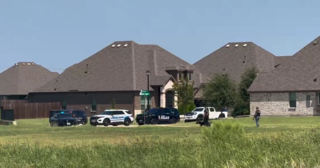 Forney police search for 2 suspects after fatal shooting, residents asked to stay inside - CBS News