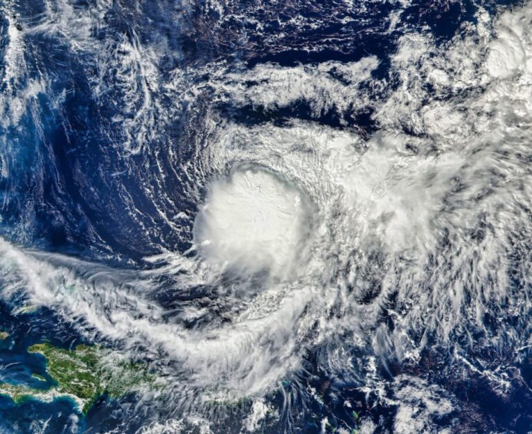 Hurricane Fausto moves in as Hawaii surf surges - Rolling Out