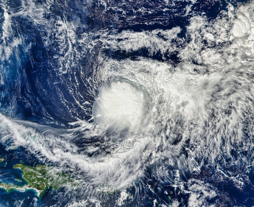 Hurricane Fausto moves in as Hawaii surf surges - Rolling Out