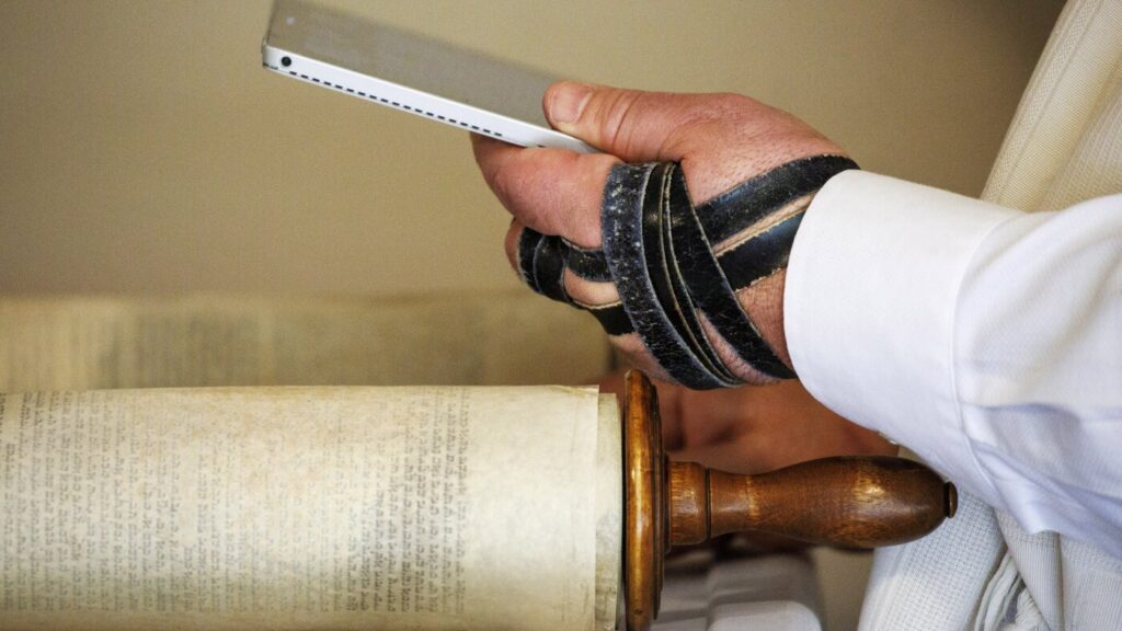 Why Orthodox Jews are opposing the new daylight saving bill in Congress - NPR