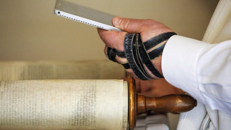 Why Orthodox Jews are opposing the new daylight saving bill in Congress - NPR