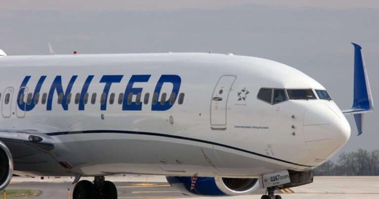 United Airlines flight makes emergency landing at Luke Air Force Base amid Phoenix storm - KJZZ