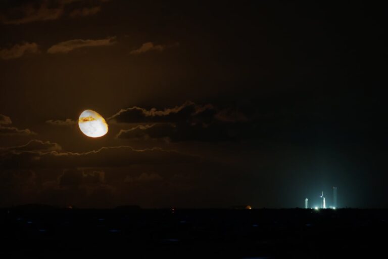 Will SpaceX Land on the Moon Before 2030? Here's What Betting Markets Are Predicting Post-IPO. - The Motley Fool