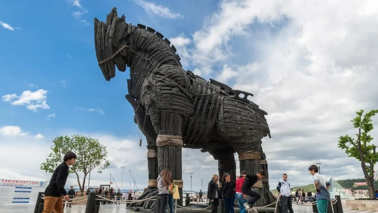 Rüstem Aslan Digs 40 Years at Hisarlik as Was The Trojan War Real - El-Balad.com