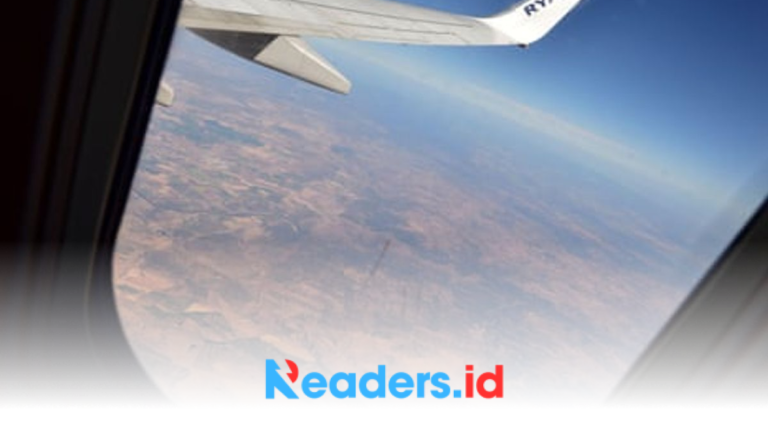 Ryanair Plane Makes Emergency Landing After Window Dislodges - Readers.id