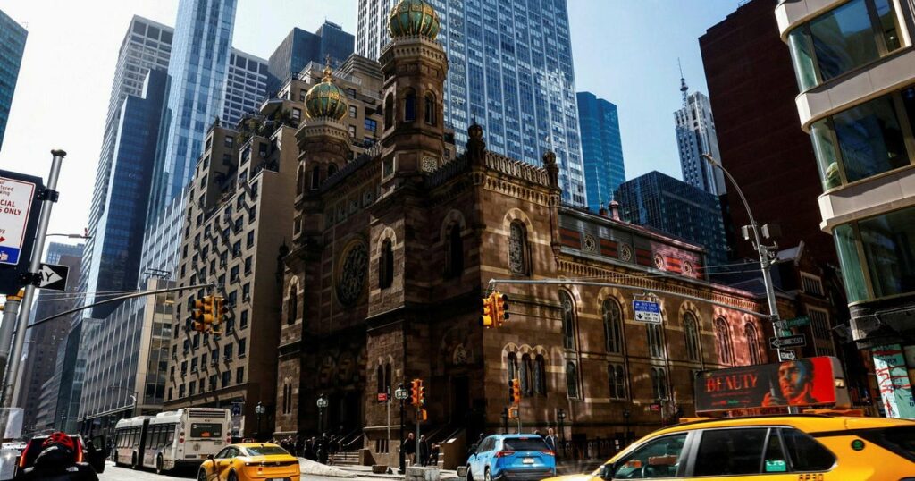 Congregant and security assaulted at NY synagogue Shabbat services - Haaretz