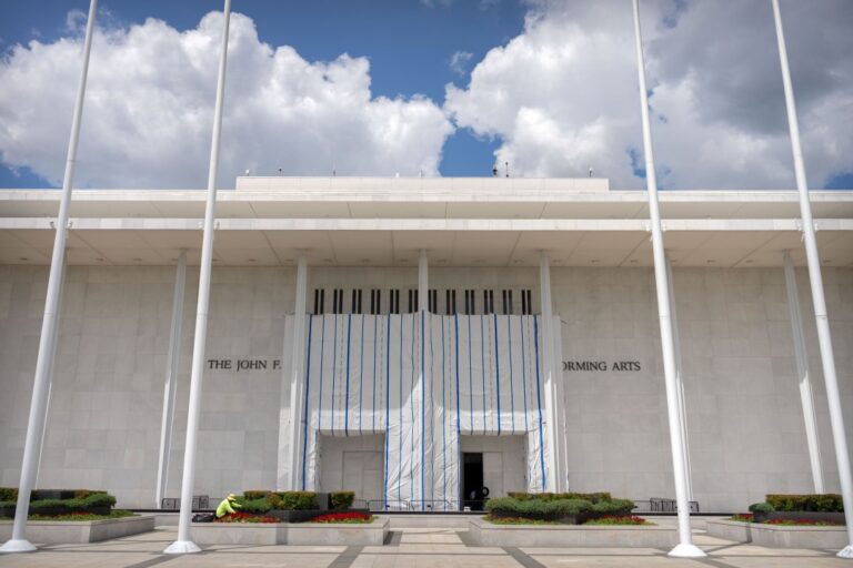 Trump-Led Board Votes Again to Close Kennedy Center - Newser