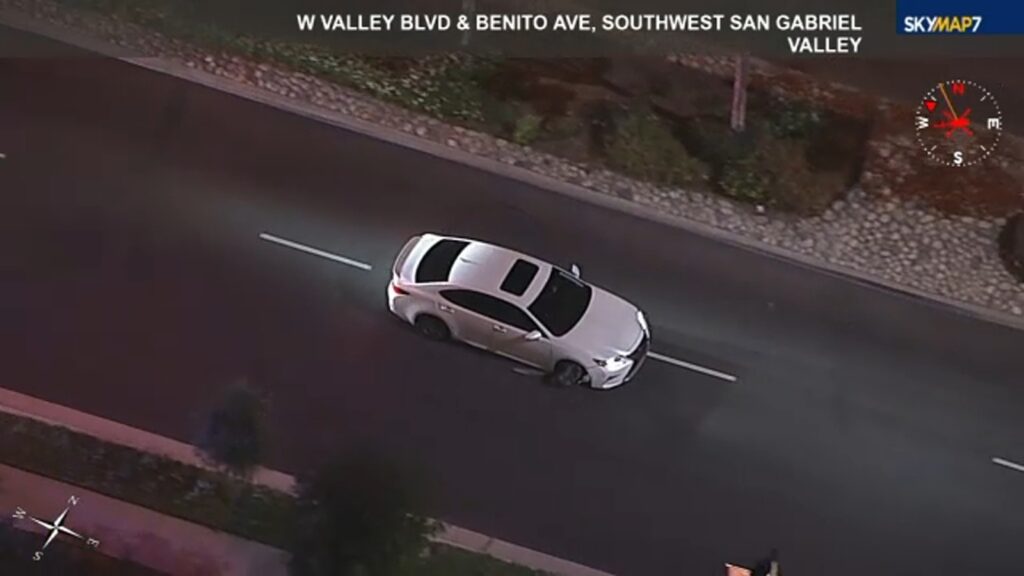 Chase: Assault suspect leads LAPD on slow-speed pursuit with shredded tire - ABC7 Los Angeles