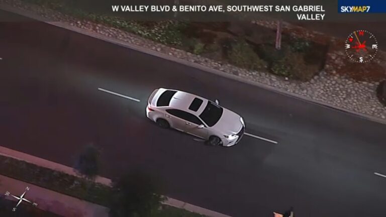 Chase: Assault suspect leads LAPD on slow-speed pursuit with shredded tire - ABC7 Los Angeles