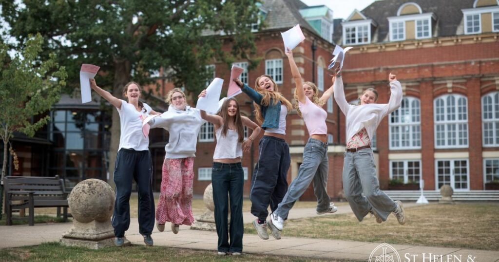 Highest number of UK school leavers accepted on degree courses ever - Oxford Mail