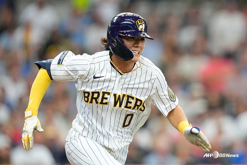 [Breaking News] 'First Call-Up of the Season' Bae Ji-hwan Explodes with a Bunt Hit in His First MLB At-Bat! His Speed Shines - starnewskorea.com