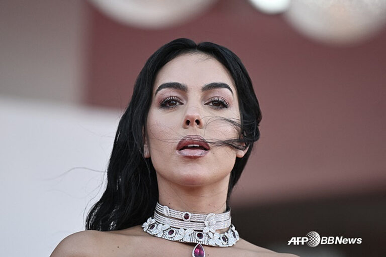 "How My Husband Ronaldo Wakes Me Up": Newlywed Georgina Reveals Her Morning Call... "This Is How I Get Up" at Their 51 Billion Won Mansion Pool - starnewskorea.com