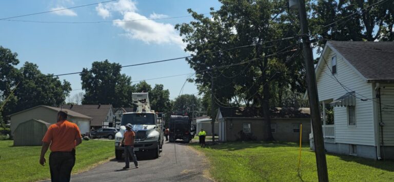 Trash truck knocks out power after striking lines in Mascoutah - Herald Publications