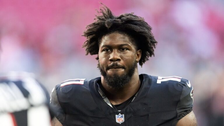 Falcons DE Jalon Walker carted off with leg injury - National Football Post