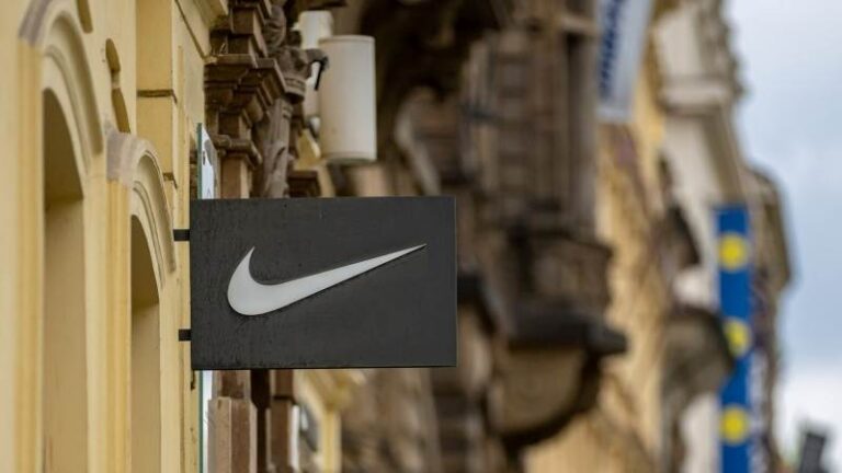 Nike tumbles to new 12-year low - Breakingthenews.net