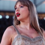 Taylor Swift looks radiant wearing her wedding ring during her first performance since marrying Travis Kelce - MARCA