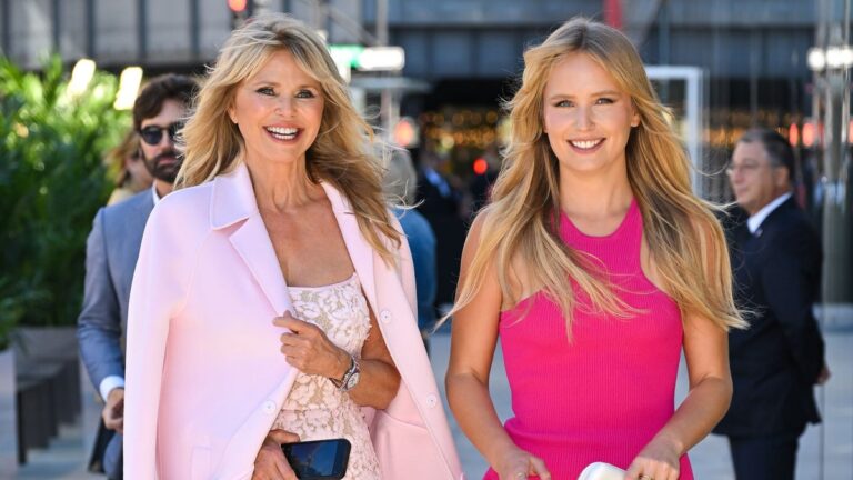 Christie Brinkley turns heads in off-the-shoulder top and shorts, inspiring comparisons to her daughter - HOLA
