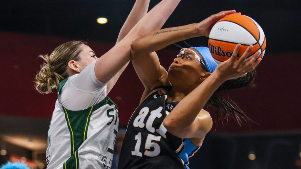 Allisha Gray leaves Dream-Aces game early after colliding with Jackie Young - USA Today