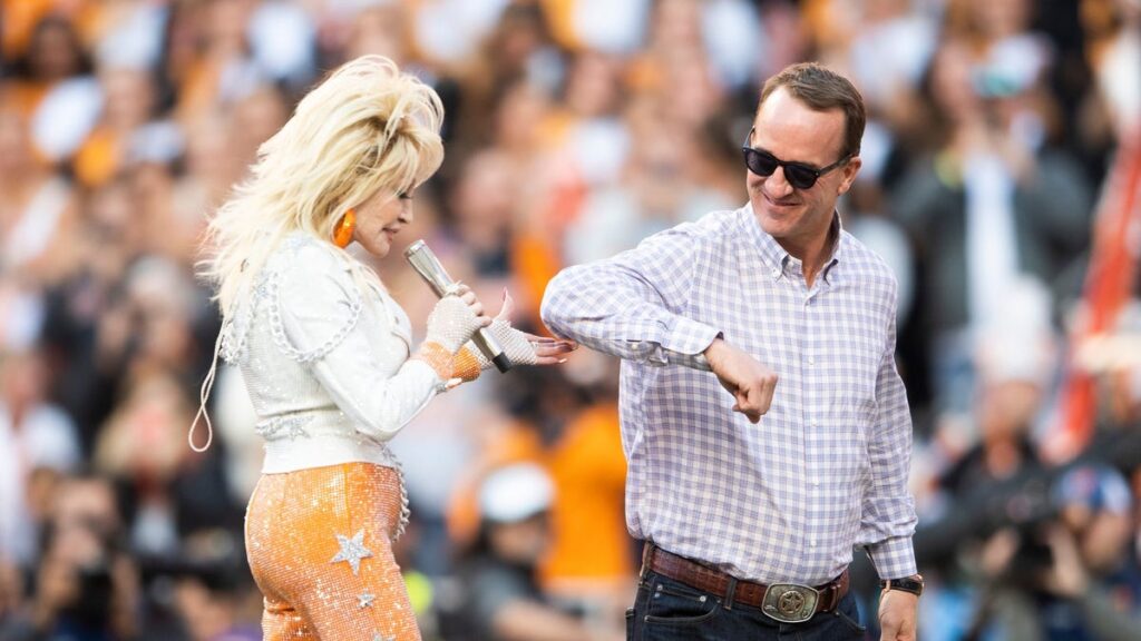 Remembering Dolly Parton's 'Rocky Top' rendition at 2023 Tennessee football game - USA Today