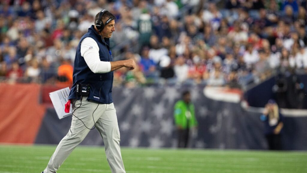 Mike Vrabel addresses Christian Gonzalez’s contract frustrations - Patriots Wire