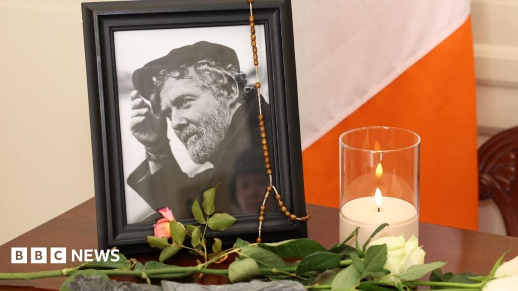Funeral of Oscar-winning songwriter Glen Hansard under way in Dublin - BBC