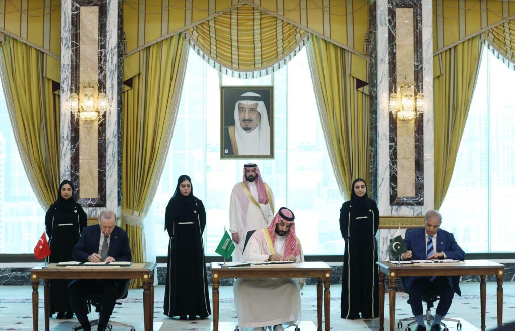 Allies welcome, rivals watch as Saudi, Türkiye and Pakistan forge defense pact - Muslim Network TV