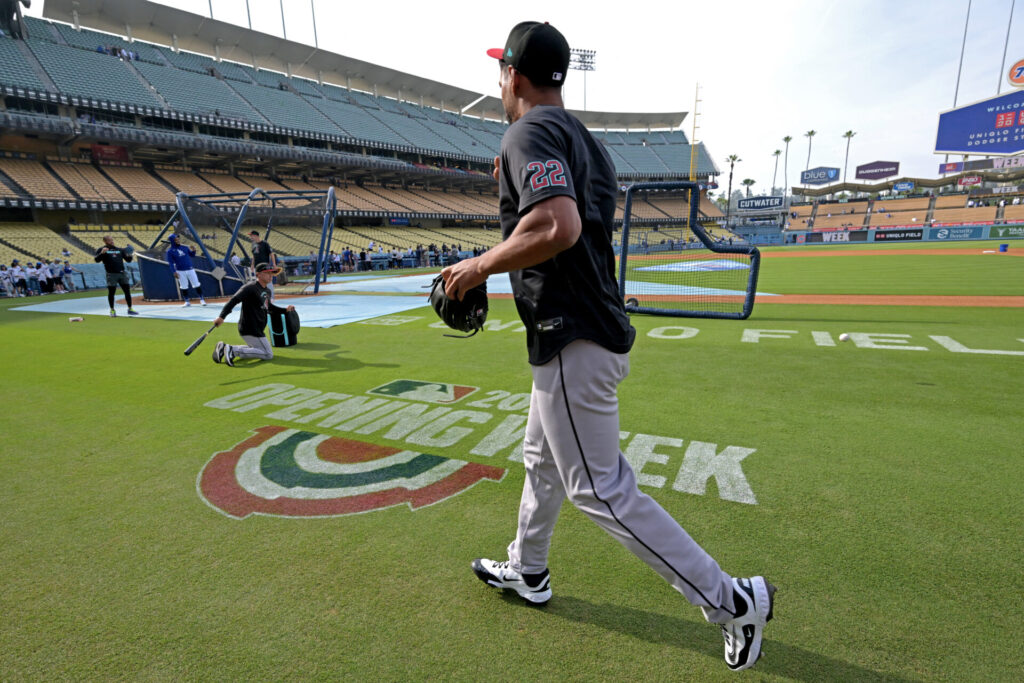 Diamondbacks abruptly cut veteran reliever amid Wild Card race - The Big Lead
