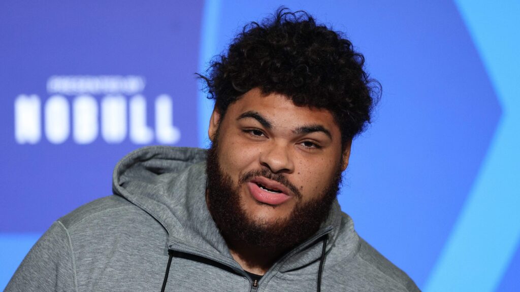 Kyle Long Sends Bold Message on Bears OT Darnell Wright Amid Extension News - heavy.com