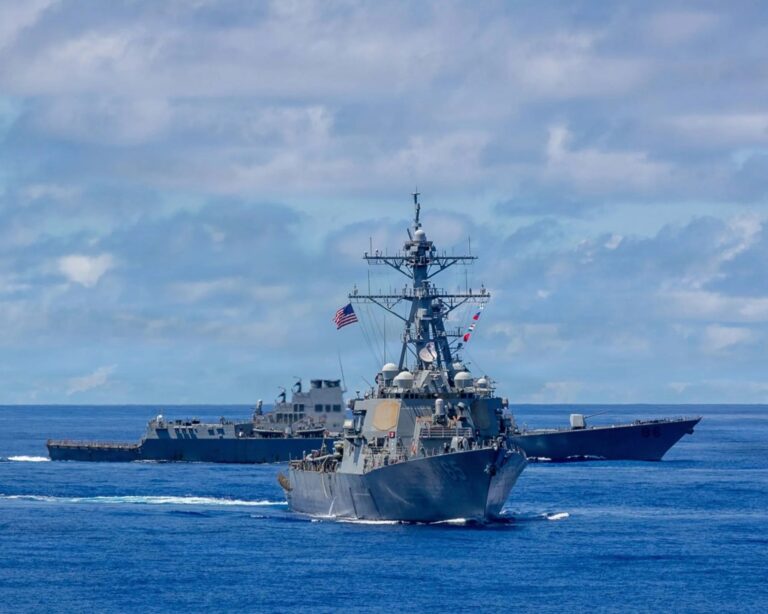 Critical failure left U.S. Navy destroyer USS Benfold without power while operating in the South China Sea - Zona Militar