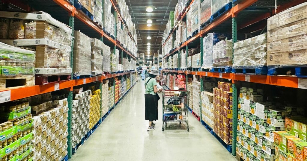 US PCE price index rises 3.7% year-on-year - 조선일보