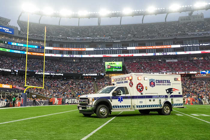 Eagles' Ja’Quinden Jackson has movement after being taken off in ambulance following injury - WKMG