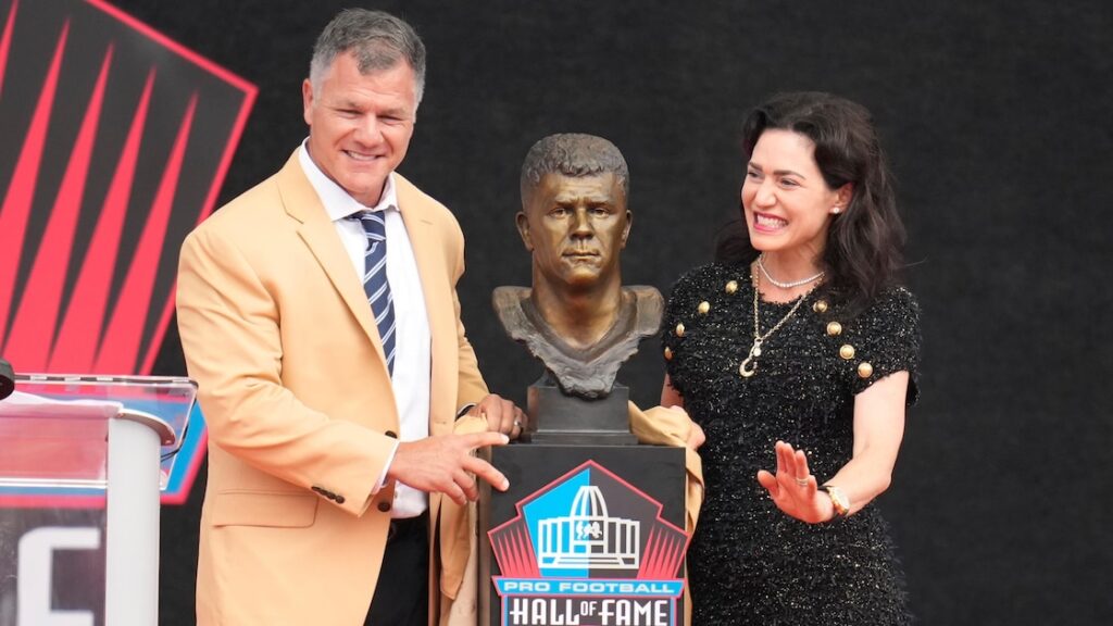 Adam Vinatieri Shades Bill Belichick, References Jordon Hudson in Pro Football HOF Speech - bleacherreport.com