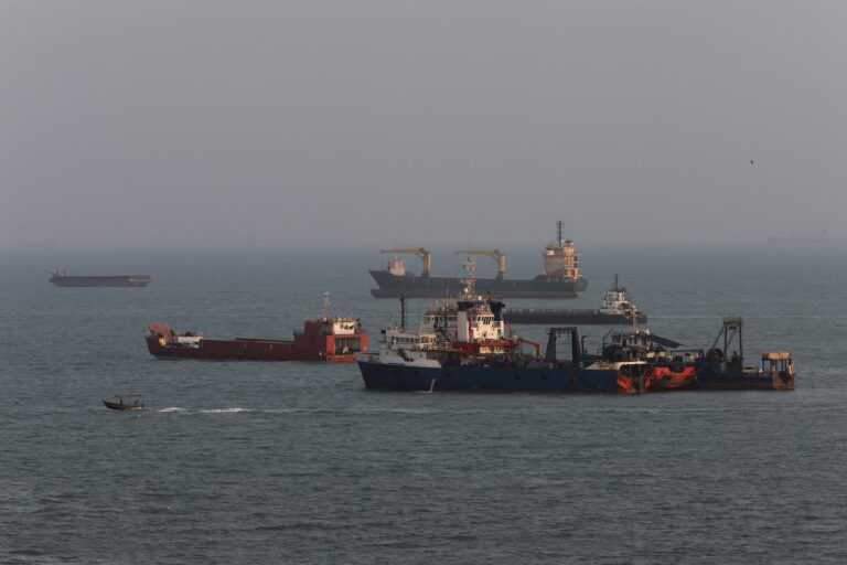 Iran, Oman Agree to Temporary Strait of Hormuz Deal - Foreign Policy