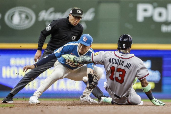 In photos: Atlanta Braves at Milwaukee Brewers in Milwaukee - All Photos - upi.com