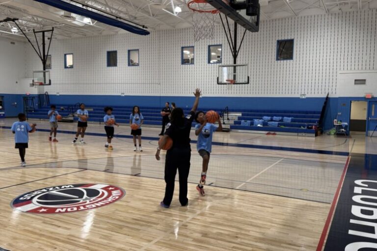 Local kids learn basketball skills at a camp with DC police officers - WTOP