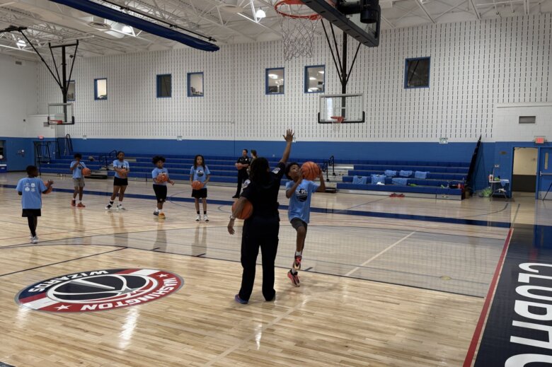 Local kids learn basketball skills at a camp with DC police officers - WTOP