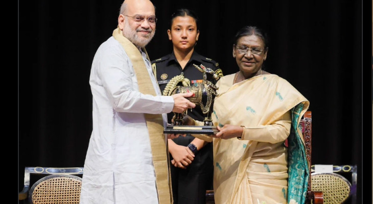 President, HM interact with interacts with the Manjhi-Chalaki, winners of Bastar Pandam - BW Police World