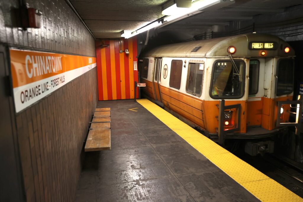 MBTA suspends Orange Line service between North Station and Back Bay - The Boston Globe