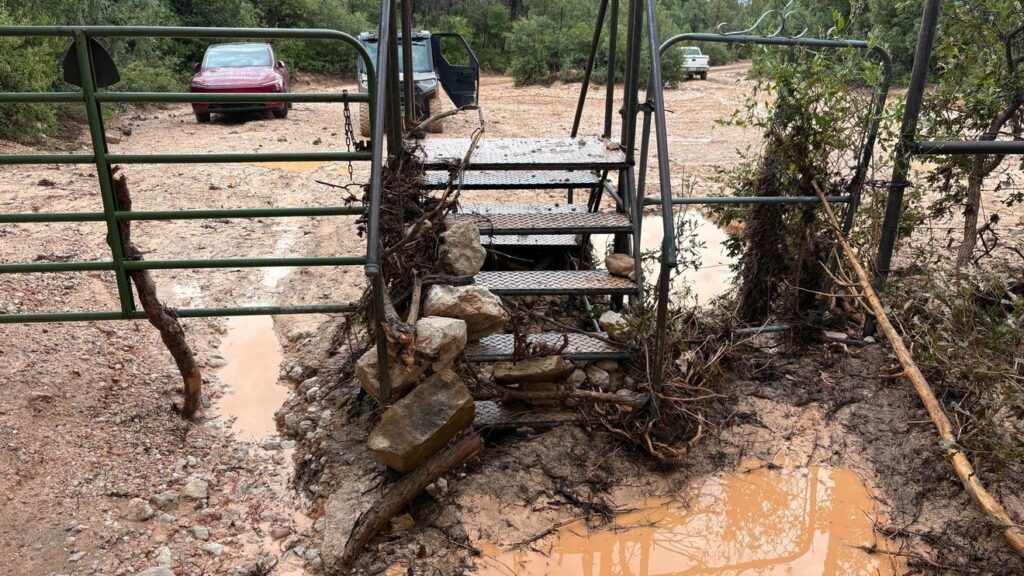 Heavy rain, flash flooding trap visitors in Bryce Canyon, 2 hospitalized for hypothermia - KUTV