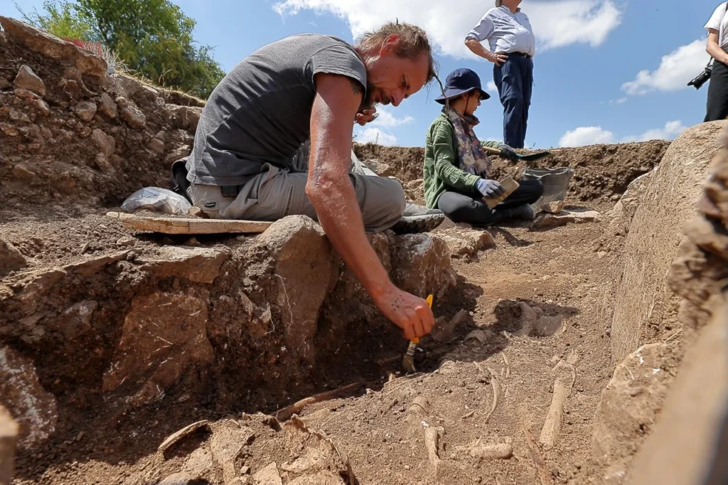 Ancient Hattusa reveals 2,300-year-old tombs with intact skeleton - Türkiye Today