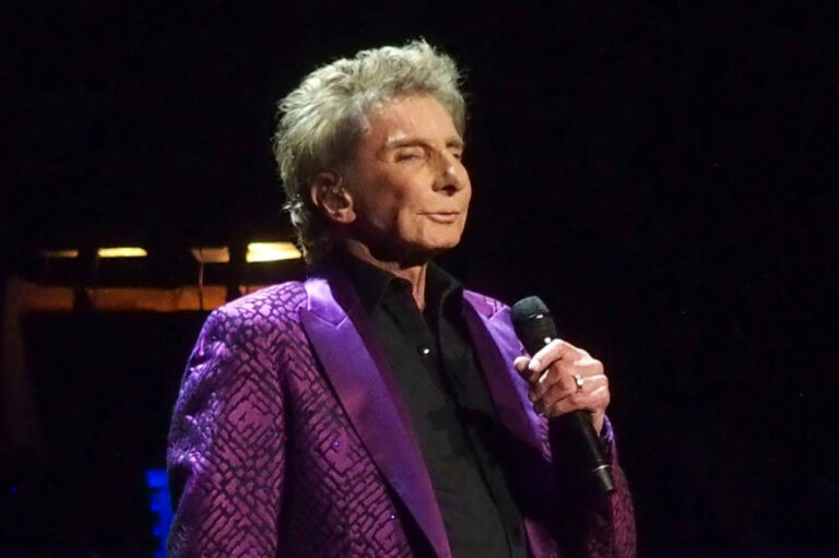 Barry Manilow cancels show at last minute because of 'unforeseen circumstances' - Female First