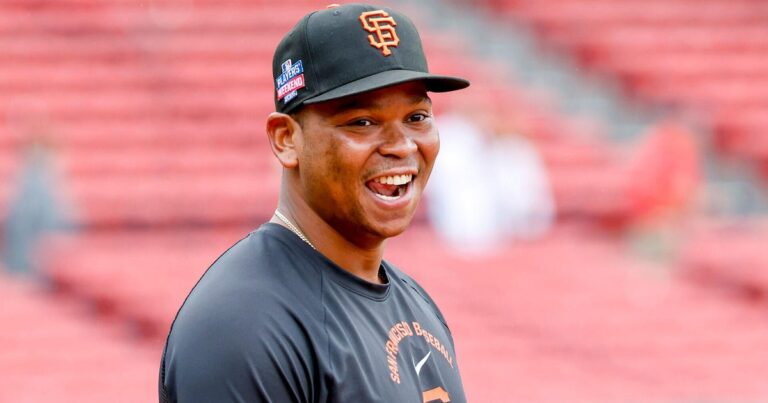 Rafael Devers returns to Fenway Park with Giants. How will fans react? - CBS News
