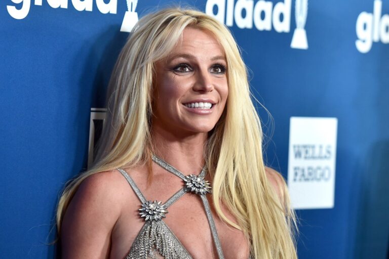 Britney Spears warns fans to ‘be careful’ as she reveals ‘embarrassing’ Botox mistake - AOL.com