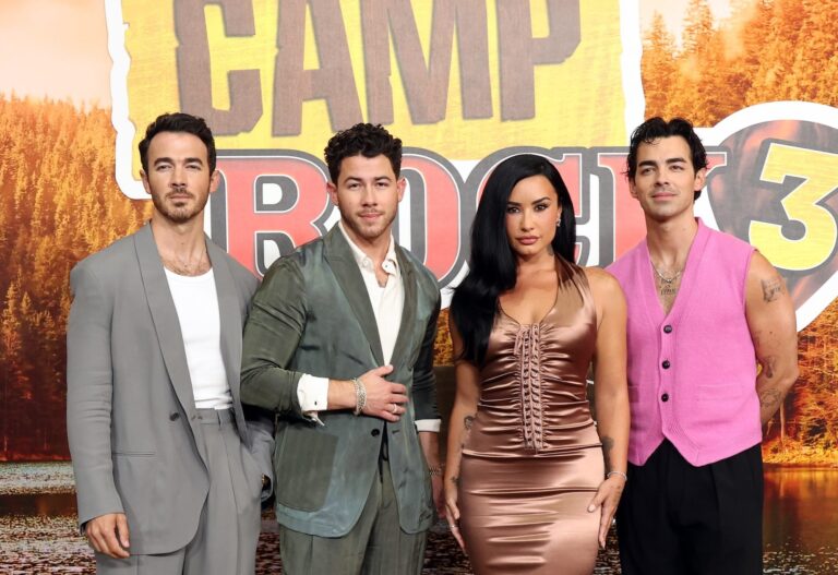 Demi Lovato Reunites With Ex Joe Jonas and the Jonas Brothers at Disney’s ‘Camp Rock 3’ Premiere - AOL.com