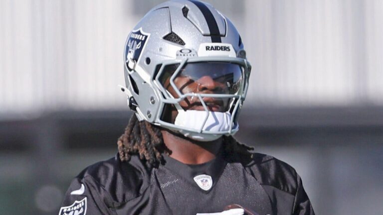Raiders' Ashton Jeanty injured, helped off practice field after landing awkwardly - CBS Sports