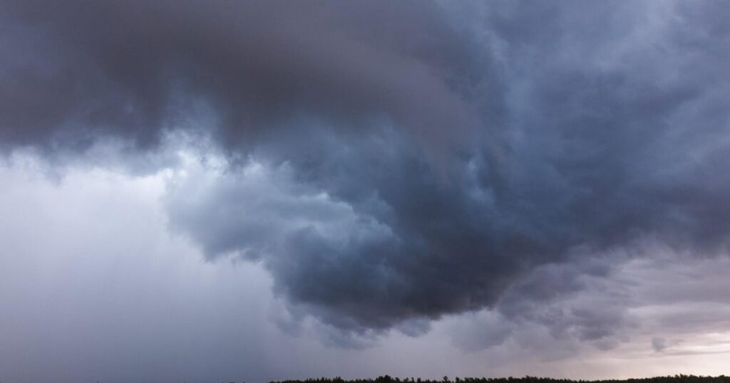 Doppler-radar confirmed tornado blasts through Chicago's south suburbs - CBS News
