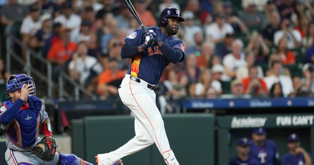 Astros sweep Rangers as Yordan Alvarez has 4 hits, Jeremy Peña homers in 7-3 win - CBS News